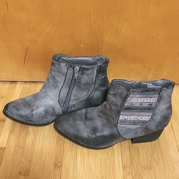 Boots - Picture 2 of 3